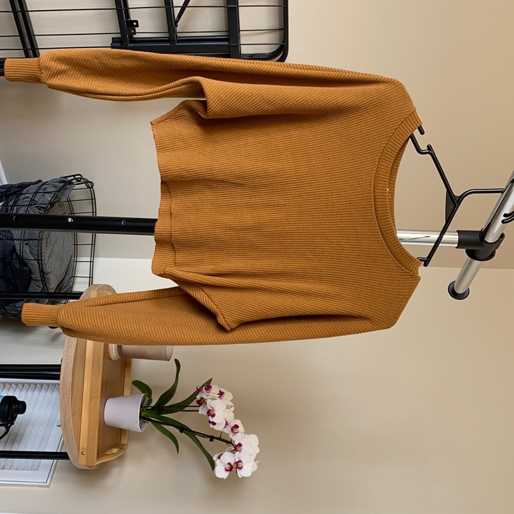 Light pullover cropped sweater
